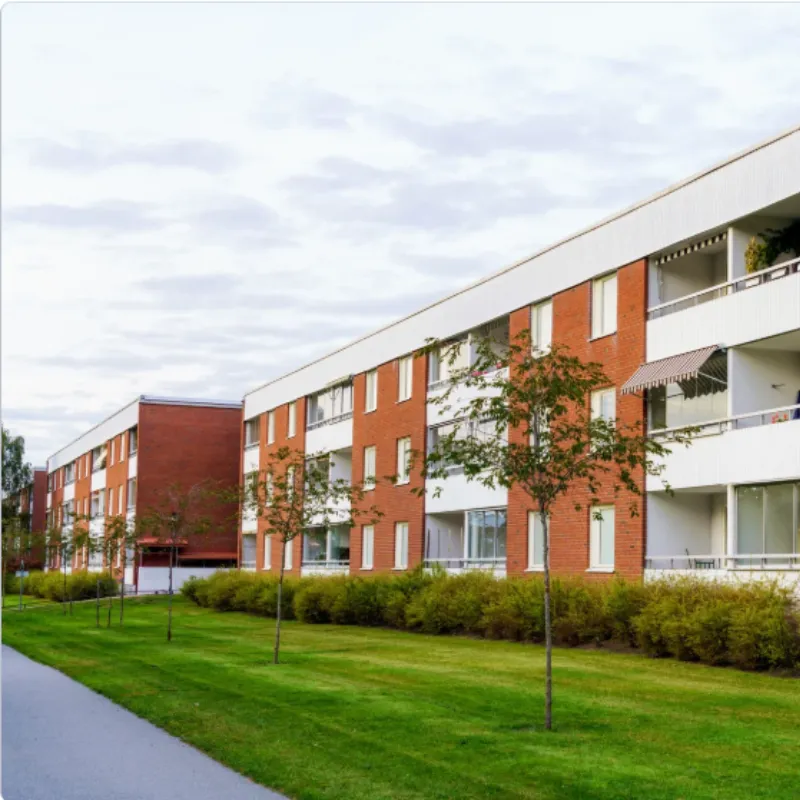 Apartment complex with professionally maintained clean lawn